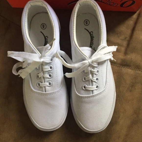 ❌❌SOLD❌❌ NWT white sneakers - Picture 2 of 3